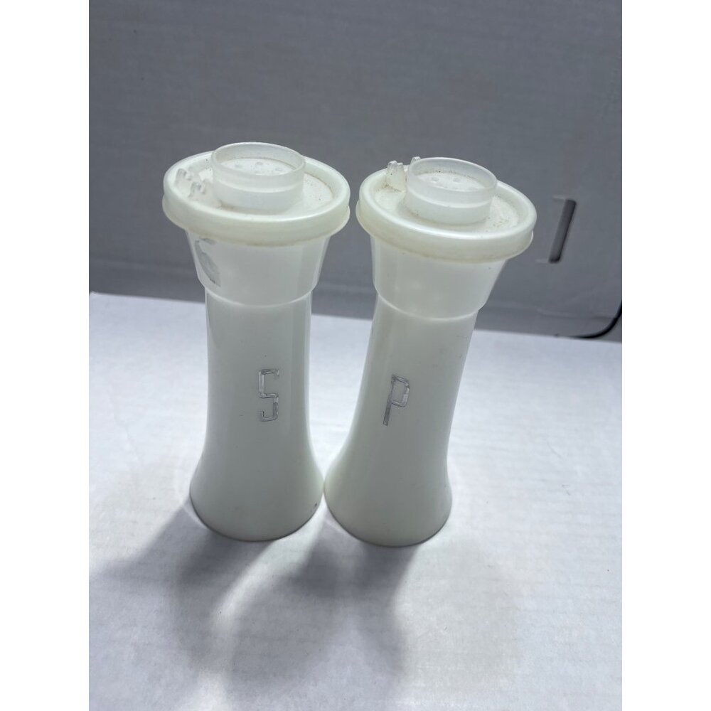 Tupperware salt & pepper shaker set missing lids